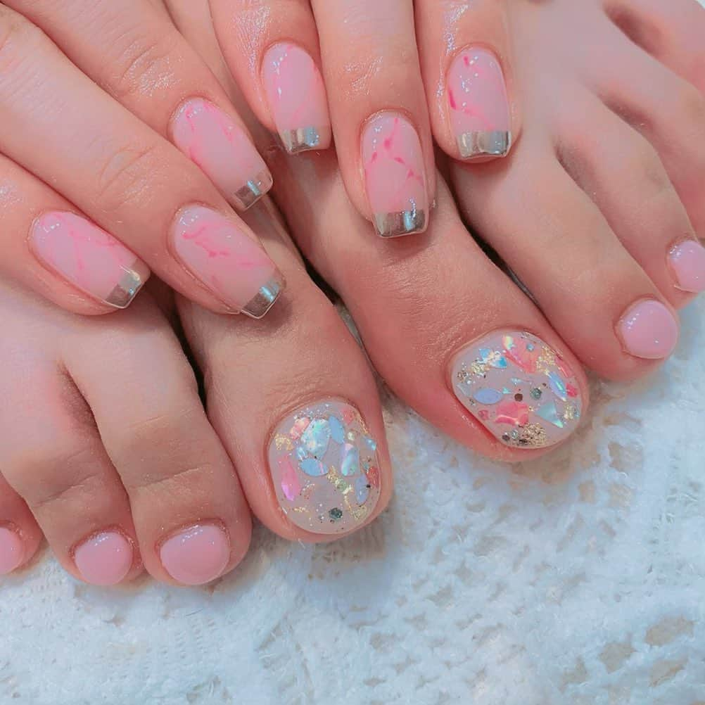 サキ吉さんのインスタグラム写真 - (サキ吉Instagram)「ネイルチェンジ💅💗 ． 久しぶりのスクエア🙆‍♀️❣️ 好きなネイリストさんのデザイン真似してみた✨ ． ことこさん( @lapis_kotoko )いつもありがとうございます💕 ． 【❥➟Special.coupon*】 私のSNSを見ました！で、 ワンカラー、ラメグラデ→✧¥5,500✧ カラーグラデーション→✧¥6,000✧ GELやり放題→✧¥9,500✧ ． ❤︎オフ無料！コーティング込み！ (※ご新規様のみご利用可能です) ． 担当⋆kotoko⋆さんの instagram ( @lapis_kotoko ) Twitter ( @lapis_kotoko ) ． foot担当 ( @lapis_yui )さん ． *お問い合わせ&ご予約* (☎︎)︎03-5489-5550 住所 〒150-0042 東京都渋谷区宇田川町34-6 M&Iビル B1F ． ❤︎ホットペッパー予約❤︎ https://beauty.hotpepper.jp/kr/slnH000253933/?vos=cpahpbprosmaf131118006 ． #ネイル #スクエアネイル #大理石ネイル #ニュアンスネイル #ミラーネイル #nailart  #lapis  #フットネイル」8月14日 9時43分 - sakikichi1201