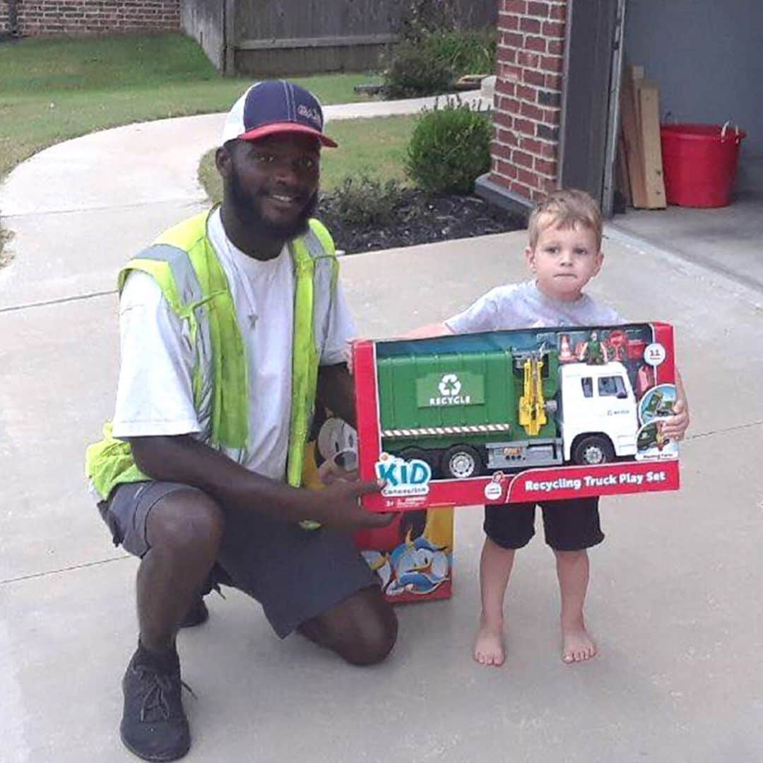 People Magazineさんのインスタグラム写真 - (People MagazineInstagram)「One little boy in Oklahoma just can’t keep away when local sanitation workers come through his neighborhood! The kid is always outside to greet them, "whether it was 30 degrees or 100 degrees." In return, Aaron Mitchell, from American Waste Control, decided to give his little friend a toy recycle truck out of his "own generosity." ❤️ Tap our bio link for more on the sweet story! |📷: City of Jenks - Municipality/ Facebook」8月14日 8時17分 - people