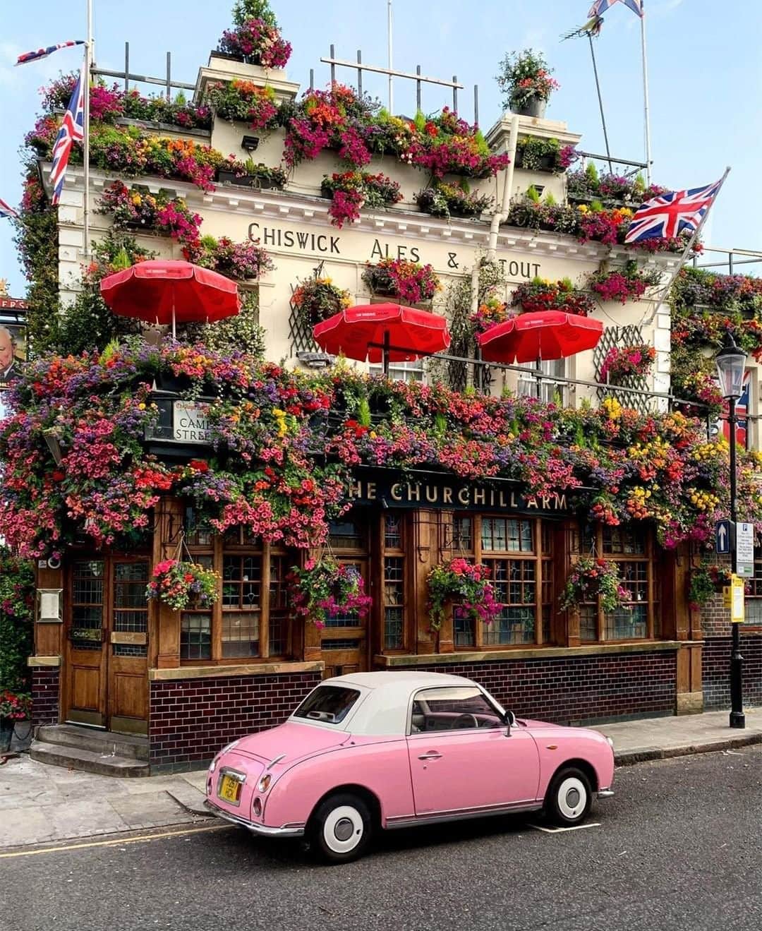 Travel + Leisureさんのインスタグラム写真 - (Travel + LeisureInstagram)「The prettiest little pub you ever did see! If you want to see this stunner in person, we've got the deets on the cheapest time to fly to London - link in bio. #tlpicks courtesy of @bei.bei.wei」8月14日 8時09分 - travelandleisure