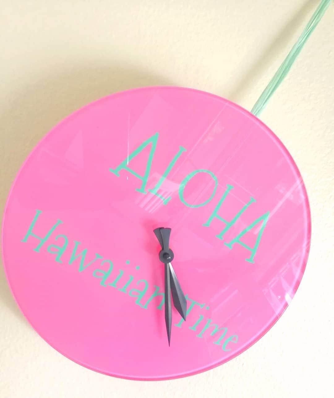 Moco Lima Hawaiiさんのインスタグラム写真 - (Moco Lima HawaiiInstagram)「New* Wall clock, designed by Moco  ハワイで流れるゆったりとした時間 Hawaiian Time.. いつも穏やかに時を過ごしたいから、ハワイな時計を作ってみました。 この時計を見る度にハワイでのゆったりした時間を思い出してください♡  本日より販売開始。モコリマハワイショールームにてお買い求め頂けます。  Mocolima Hawaii Showroom 1-6pm Open today  #time#wall#clock#timegoestoofast#memories#hawaii#hawaiian#hawaiiantime#designer#original#design#mocolima#aloha#waikiki#summer#livingroomdecor#livingroom#decoration#interior#photograohy#mylife#ハワイみやげ#誰とも被らない#ハワイ#モコリマハワイ#夏休み#ハワイ好き#ハワイ好きな人と繋がりたい#時計#モコリマハワイオリジナル」8月14日 8時10分 - mocolimahawaii