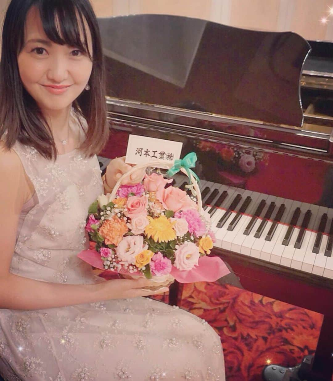 三浦泉さんのインスタグラム写真 - (三浦泉Instagram)「* 謝恩会のピアノ演奏 終わりました🎹💗💕 *  久しぶりの緊張感 が隠しきれず、、💦でしたが 主催者様、参加者の方々の温かいお人柄で救われた私。。😣💧 *  半年間 耳鳴りでピアノが弾けなかったから これからたくさん練習して 徐々に復活していきたいです。🎹✨💕 * *  抽選会では 素敵なお花が当選しましたよ💐 運が良いなぁ🎉🎈 *  マツエクは 💕@anme_omotesando  表参道まつげエクステサロンAn'me さん❤️ 一ヶ月以上ものキープ力で🎈 *  An'meは表参道 でアクセスも良く きれいな仕上がりも嬉しい❤️💕👀 *  デザインは🎀 前回と同様に #3dボリュームラッシュ 【デザイン】 カール: Cカール、  太さ: 0.07mm 長さ:目頭10mm、黒目 11mm  目尻10mm デザイン:キュート *  気になった方は  表参道まつげエクステAn'meで検索をしてね❤️♥️💗 * @anme_omotesando  @3dvolumelash.anme  @mamisaito824  @arinko223 * * * #ピアノ #ピアノ演奏 #ピアノ演奏会 #表参道まつげエクステanme #表参道まつげエクステアンメ #マツエク #マツエクサロン #まつえく #まつ毛エクステ #美容 #美活」8月14日 8時11分 - princessizu1201