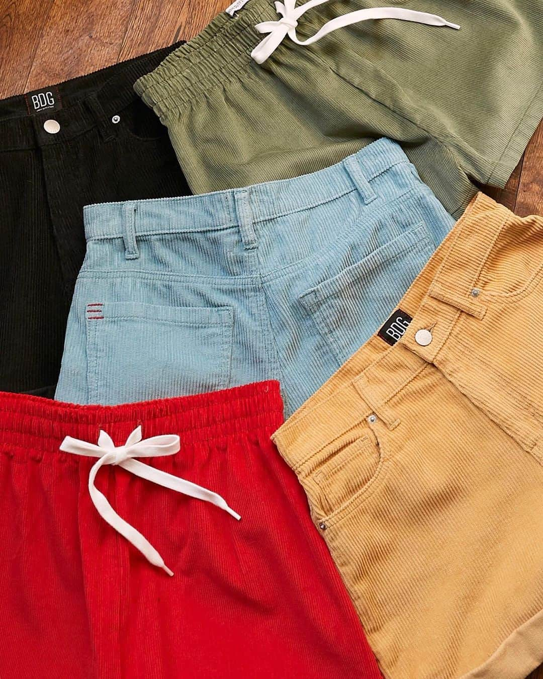 Urban Outfittersさんのインスタグラム写真 - (Urban OutfittersInstagram)「Good news: your go-to shorts now come in fresh new colors. Tap to shop! #UOonYou」8月14日 8時13分 - urbanoutfitters