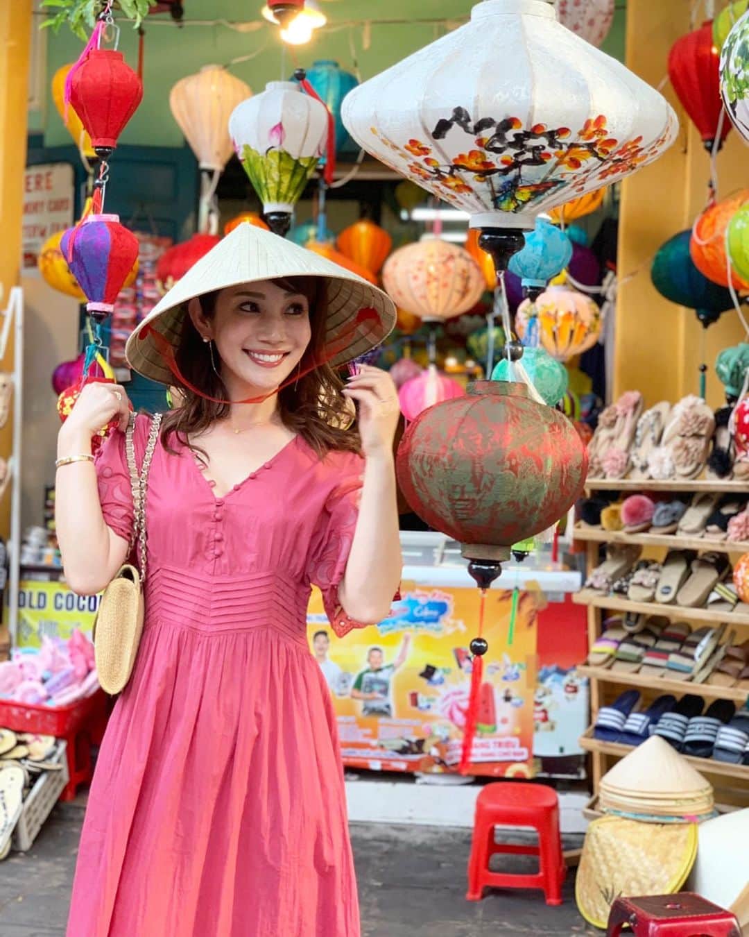 吉田美紀さんのインスタグラム写真 - (吉田美紀Instagram)「・ ・ ベトナムの笠帽子、ノンラーを被ってみました！ ・ 雨が溜まらず長時間被っていても頭がムレない ベトナムの伝統的な帽子なのだそう👒 ・ ノンラーで街散策、思い出になりました˚⁎⁺˳✧༚ ・ ・ #vietnam #hoian #vacation #summervacation #ベトナム #ノンラー #ホイアン #ホイアン観光」8月14日 8時15分 - miki__yoshida
