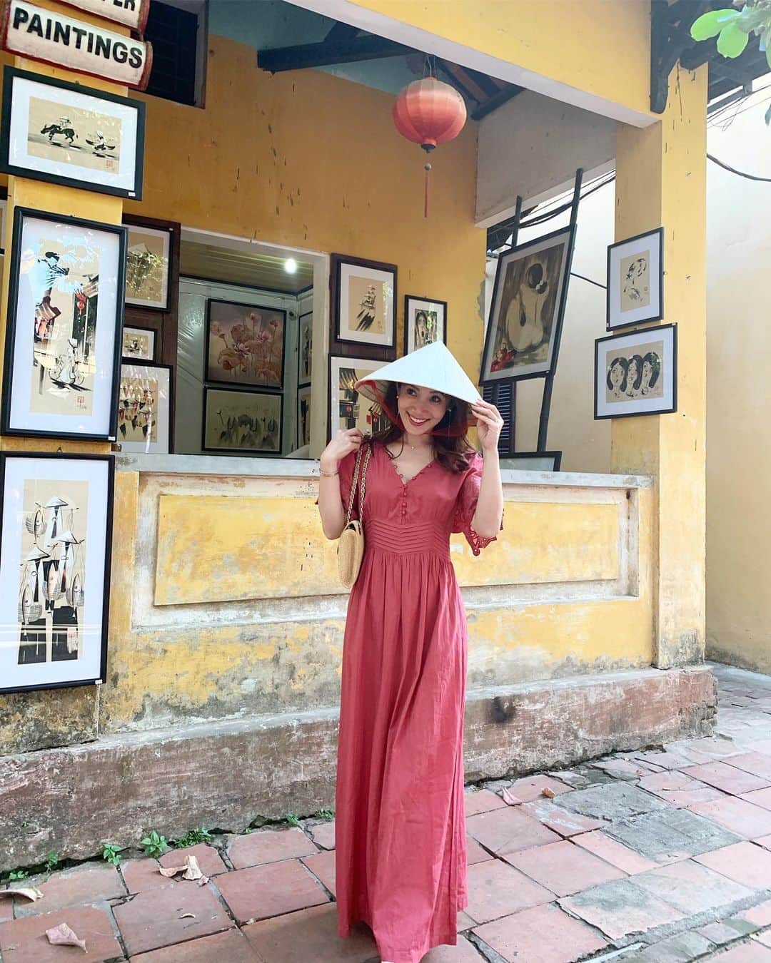 吉田美紀さんのインスタグラム写真 - (吉田美紀Instagram)「・ ・ ベトナムの笠帽子、ノンラーを被ってみました！ ・ 雨が溜まらず長時間被っていても頭がムレない ベトナムの伝統的な帽子なのだそう👒 ・ ノンラーで街散策、思い出になりました˚⁎⁺˳✧༚ ・ ・ #vietnam #hoian #vacation #summervacation #ベトナム #ノンラー #ホイアン #ホイアン観光」8月14日 8時15分 - miki__yoshida