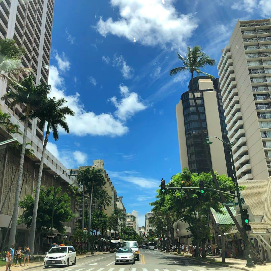 マキ・コニクソンさんのインスタグラム写真 - (マキ・コニクソンInstagram)「クヒオ通りから おっはようぅぅぅ！ 今日はそんなにHumidじゃないよん！ ハワイ最高！🤙🏼 #ハワイのおすそ分け🤙🏼」8月14日 8時34分 - makikonikson