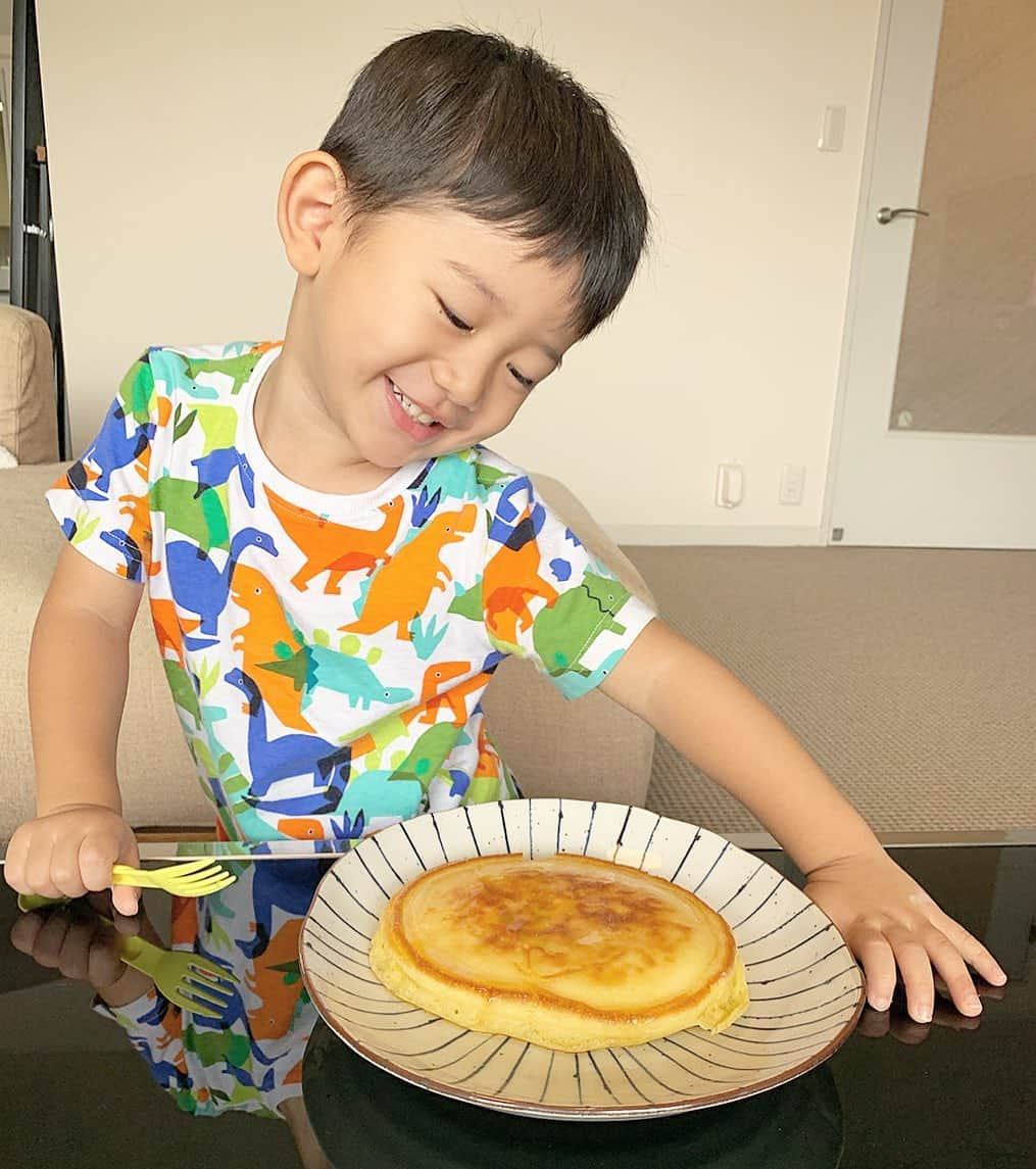 小堀ケネスさんのインスタグラム写真 - (小堀ケネスInstagram)「Chef Dean made pancakes this morning!!😊 自分で作ったパンケーキいい感じ！😋 #notdrunk #littledean #cooking #pancakes #happykid #ディーン君 #自分で #パンケーキ #まいうー  @mariakamiyama」8月14日 8時27分 - kenkob0903