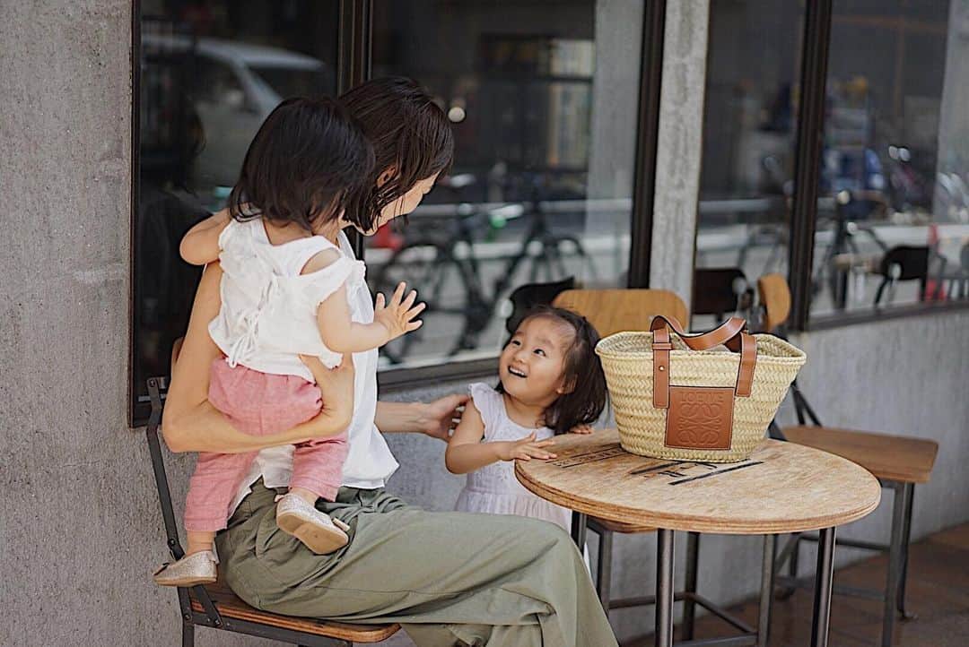 美生のインスタグラム：「👩🏻👧🏻🧒🏻 ガールズトークで盛り上がると パパの羨ましそうな視線を感じる👨🏾﻿ ほぼプリキュアとお菓子の話しかしてないで🤫﻿ ﻿ ﻿ 今日はお墓まいりへ行ってきます🌻﻿ ﻿」