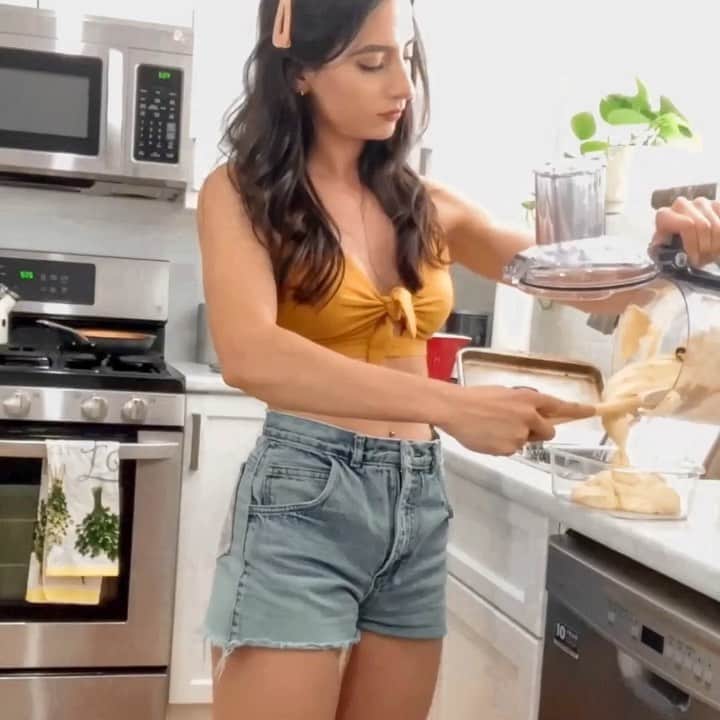 Sarah Ramadanのインスタグラム：「the day I’ve waited for since 1995: mom, I did it!!!! 👩🏻‍🎓 I MADE ABOVE MEDIOCRE HUMMUS 😭👏🏼 ⠀ (also, welcome to my kitchen!!! I don’t know what I wanna call this series (ideas are very much welcome), but I think sharing my second love next to fitness (food) deserves a little pocket on my page🥖) ⠀ I made hummus the way my mama makes it, and I hope you guys drool over it like I do!😍 ⠀ ⠀ ingredients: ⠀ ▫️3 cups chickpeas (my mom wanted me to let y’all know to cook dry beans as opposed to using canned. she’s feisty so please listen to her haha) ▪️3 tbsp. tahini ▫️2 lemons, juiced (opt for 1 if you don’t like acidity as much as me) ▪️2-3 cloves minced garlic ▫️~ 1 tsp salt ▪️~ 1/2 tsp black pepper ⠀ ⚗️Blend all the ingredients in a food processor until smooth and creamy. Add water (by the tablespoon) if your chickpeas are too dry. ⠀ & then voila - you’ve gained deliciously creamed chickpeas and the approval of my mother 👍🏼 ⠀⠀ ⠀ #howtogetyourmomtoloveyou #butifIusedcannedchickpeasidbedead #lebanesehummus #twasdelish #ryanapproves #sodidatlas #horray #okhopeyouenjoyed #dontforgettolikeifyoudid #ordontifyoudontwanna #freeodmofchoiceiscool #ok #thatseverything #hummusyoualreadylol #woww #terriblepunsarah #stopthatfrightnow」