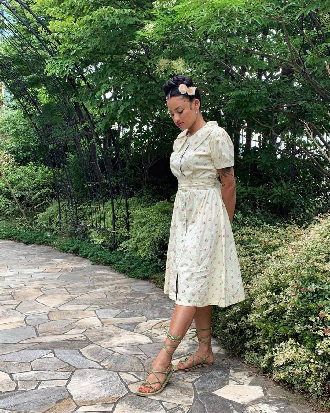 ティファニー・キャデラックのインスタグラム：「I sit and crease my dress like always  #INeedSomeSteamOnMyClothes #HandmadeByMommy」
