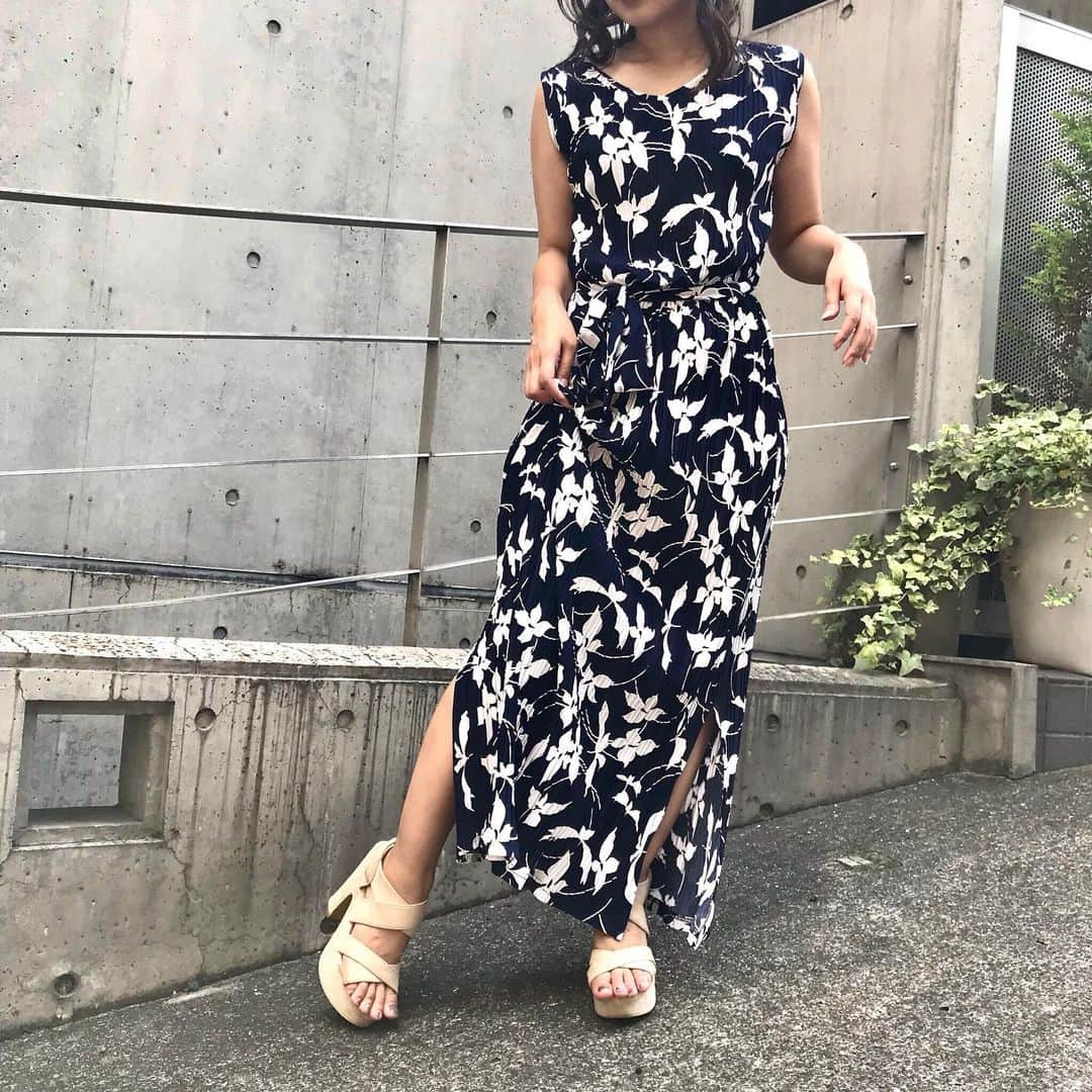 のインスタグラム：「ㅤㅤㅤㅤㅤ NEW ARRIVAL ㅤㅤㅤ  one-piece 【311440141900】 ※店頭発売中 ㅤㅤㅤㅤㅤ  ㅤㅤㅤㅤㅤ  ㅤㅤㅤㅤㅤ ㅤㅤㅤㅤㅤ ◾️只今予約商品先行受注で Ailandポイントが2倍に！ TOP URLをCHECK☑︎ ㅤㅤㅤㅤㅤ ㅤㅤㅤㅤㅤ #CECILMcBEE#styling  #2019#aw2019 #autumn  #ootd #autumnstyle  #fashion#outfitoftheday#trend#style #autumncoordinate  #セシルマクビー #肌見せ #秋 #秋コーデ#コーデ  #花柄ワンピース #ワンピース #ワンピースコーデ」