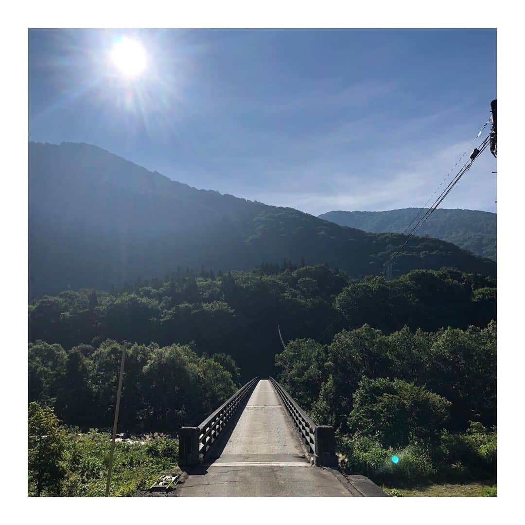 倉本康子さんのインスタグラム写真 - (倉本康子Instagram)「🌟 両親との温泉旅行。 新潟県湯沢にある秘湯 「貝掛温泉」にお世話になりました。 日本で希少な目の温泉。 眼病に効くという源泉で目を洗いました。心なしかスッキリ👀✨ 体温程の湯で長湯することもポイントらしく、熱いお湯が苦手な私はリラックスできました。 まさに秘湯といった自然に囲まれた立地にあり、貝掛温泉皆様の常ににこやかなご対応に心も洗われるようでした。 その後は赤城山へ行き 女性の願いは叶えてくださるという 赤城神社でお詣り。 お天気にも恵まれ短いながらも充実の旅でした。 #温泉 #貝掛温泉 #眼病に効く #秘湯 #日本秘湯を守る会 #まさに秘湯 #夏の旅行 #親子旅行 #毎年恒例 #赤城神社 #パワースポット #赤城大沼 #女性の願いが叶う」8月14日 8時38分 - yasuko_kuramoto_yakko