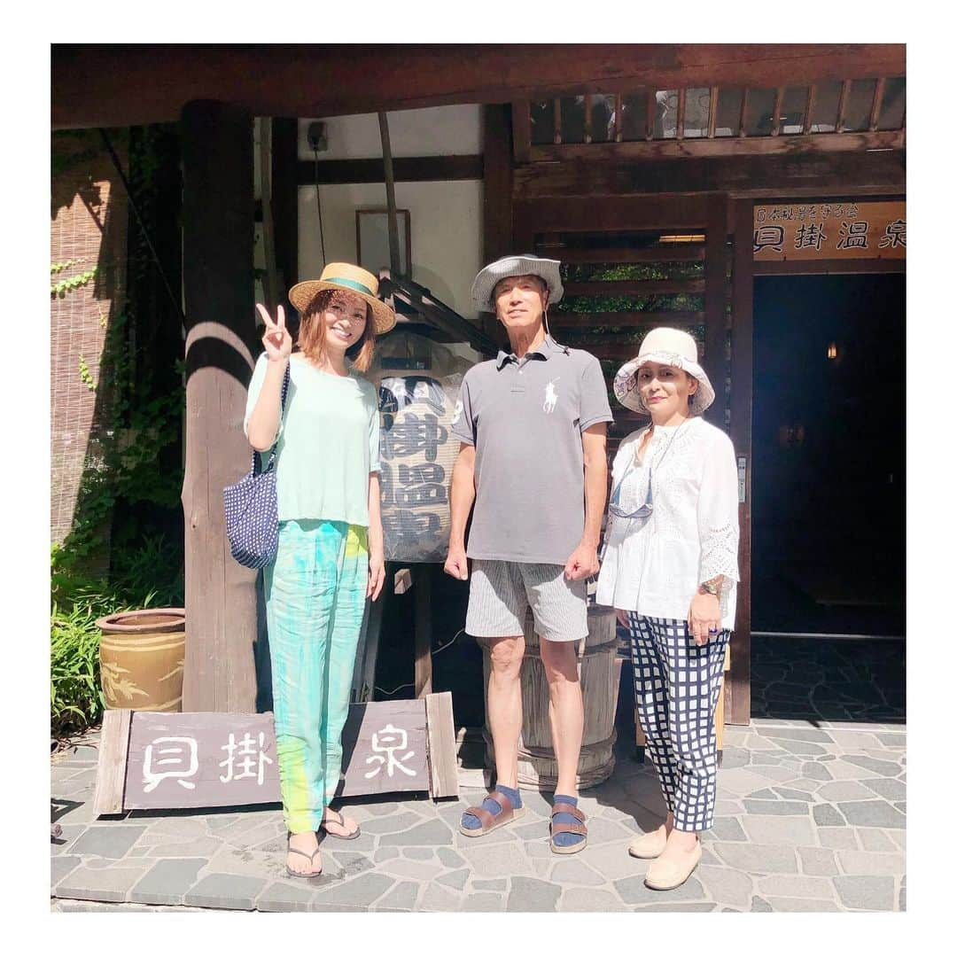 倉本康子さんのインスタグラム写真 - (倉本康子Instagram)「🌟 両親との温泉旅行。 新潟県湯沢にある秘湯 「貝掛温泉」にお世話になりました。 日本で希少な目の温泉。 眼病に効くという源泉で目を洗いました。心なしかスッキリ👀✨ 体温程の湯で長湯することもポイントらしく、熱いお湯が苦手な私はリラックスできました。 まさに秘湯といった自然に囲まれた立地にあり、貝掛温泉皆様の常ににこやかなご対応に心も洗われるようでした。 その後は赤城山へ行き 女性の願いは叶えてくださるという 赤城神社でお詣り。 お天気にも恵まれ短いながらも充実の旅でした。 #温泉 #貝掛温泉 #眼病に効く #秘湯 #日本秘湯を守る会 #まさに秘湯 #夏の旅行 #親子旅行 #毎年恒例 #赤城神社 #パワースポット #赤城大沼 #女性の願いが叶う」8月14日 8時38分 - yasuko_kuramoto_yakko