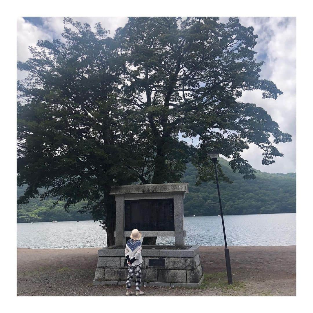 倉本康子さんのインスタグラム写真 - (倉本康子Instagram)「🌟 両親との温泉旅行。 新潟県湯沢にある秘湯 「貝掛温泉」にお世話になりました。 日本で希少な目の温泉。 眼病に効くという源泉で目を洗いました。心なしかスッキリ👀✨ 体温程の湯で長湯することもポイントらしく、熱いお湯が苦手な私はリラックスできました。 まさに秘湯といった自然に囲まれた立地にあり、貝掛温泉皆様の常ににこやかなご対応に心も洗われるようでした。 その後は赤城山へ行き 女性の願いは叶えてくださるという 赤城神社でお詣り。 お天気にも恵まれ短いながらも充実の旅でした。 #温泉 #貝掛温泉 #眼病に効く #秘湯 #日本秘湯を守る会 #まさに秘湯 #夏の旅行 #親子旅行 #毎年恒例 #赤城神社 #パワースポット #赤城大沼 #女性の願いが叶う」8月14日 8時38分 - yasuko_kuramoto_yakko