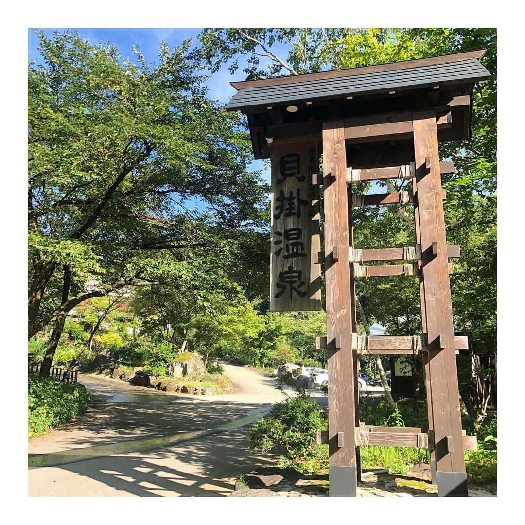 倉本康子さんのインスタグラム写真 - (倉本康子Instagram)「🌟 両親との温泉旅行。 新潟県湯沢にある秘湯 「貝掛温泉」にお世話になりました。 日本で希少な目の温泉。 眼病に効くという源泉で目を洗いました。心なしかスッキリ👀✨ 体温程の湯で長湯することもポイントらしく、熱いお湯が苦手な私はリラックスできました。 まさに秘湯といった自然に囲まれた立地にあり、貝掛温泉皆様の常ににこやかなご対応に心も洗われるようでした。 その後は赤城山へ行き 女性の願いは叶えてくださるという 赤城神社でお詣り。 お天気にも恵まれ短いながらも充実の旅でした。 #温泉 #貝掛温泉 #眼病に効く #秘湯 #日本秘湯を守る会 #まさに秘湯 #夏の旅行 #親子旅行 #毎年恒例 #赤城神社 #パワースポット #赤城大沼 #女性の願いが叶う」8月14日 8時38分 - yasuko_kuramoto_yakko