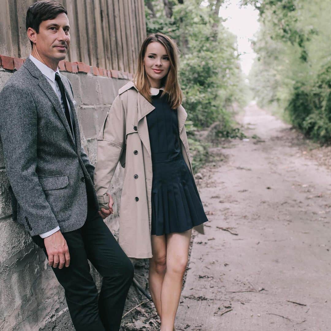 ジェーン・アルドリッジのインスタグラム：「Two years ago 🥰 we didn’t have engagement pictures, my best friend @catherinedownes snapped this two months before we got married. Love all around ❤️❤️❤️」