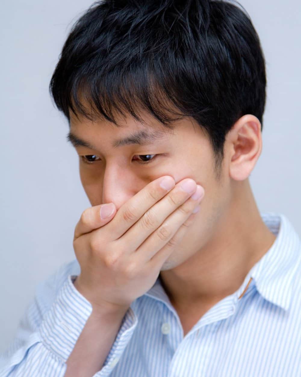 大川竜弥のインスタグラム：「8月14日(水)の日経新聞・朝刊に私の記事が載っています。経済にまったく貢献していないフリー素材モデルが日経新聞から取材を受けていいのか悩みましたが、記者さんのおかげでドラマチックな内容に仕上がりました。読んでいただけると嬉しいです。目印は、年収低すぎフリー素材です。 #大川竜弥 #日経新聞」