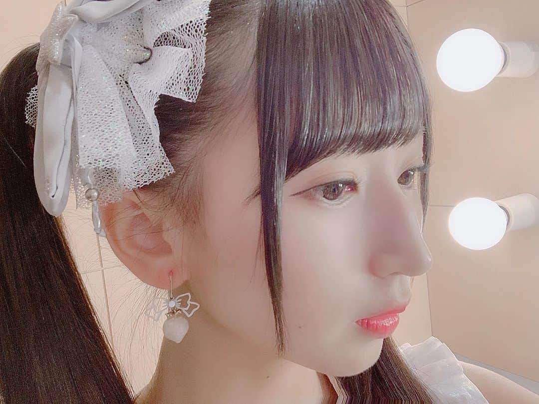 のインスタグラム：「横顔😗  ネズミ色の髪飾りはあんまりつけたくないけど、この髪飾りはネズミ色だけどとても可愛いからお気に入り😍」