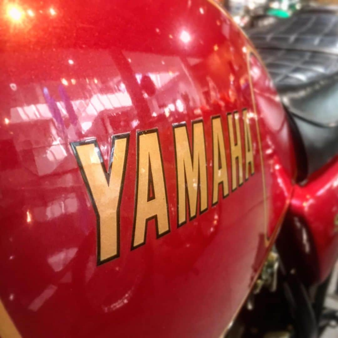 のインスタグラム：「【夏休み企画】ヤマハバイクヒストリークイズ✨【コメントしてね】  現在「連休企画」としまして、静岡県磐田市にあるヤマハ発動機ミュージアム、”コミュニケーションプラザ”にて展示中の歴史車両より、バイクの一部を写したクイズを出題しております！皆さまの「ヤマハマニア度」が分かるかも…🤔💡？！ 昨日の第4回へのご参加ありがとうございました！少しずつ難易度が上がってきましたか？ 第5回の本日はこちら！ヤマハの今も愛されるロングセラーシリーズの初号機となった一台です✨ただし、お答えの際は排気量に注意ですよ⚠️ さて、分かった方はコメント欄にて車種名をお答えください！  答えの発表は8/14(水)21:00頃を予定しております☺️✨！ なお、コミュニケーションプラザは8/10-8/18は休館日となりますので、ご了承くださいませ。  #ヤマハバイクヒストリークイズ #ヤマハ #ヤマハが美しい #コミュニケーションプラザ #歴史車両 #夏休み #クイズ #yamaha #yamahamotocycle #history #communicationplaza #quiz #whoami」
