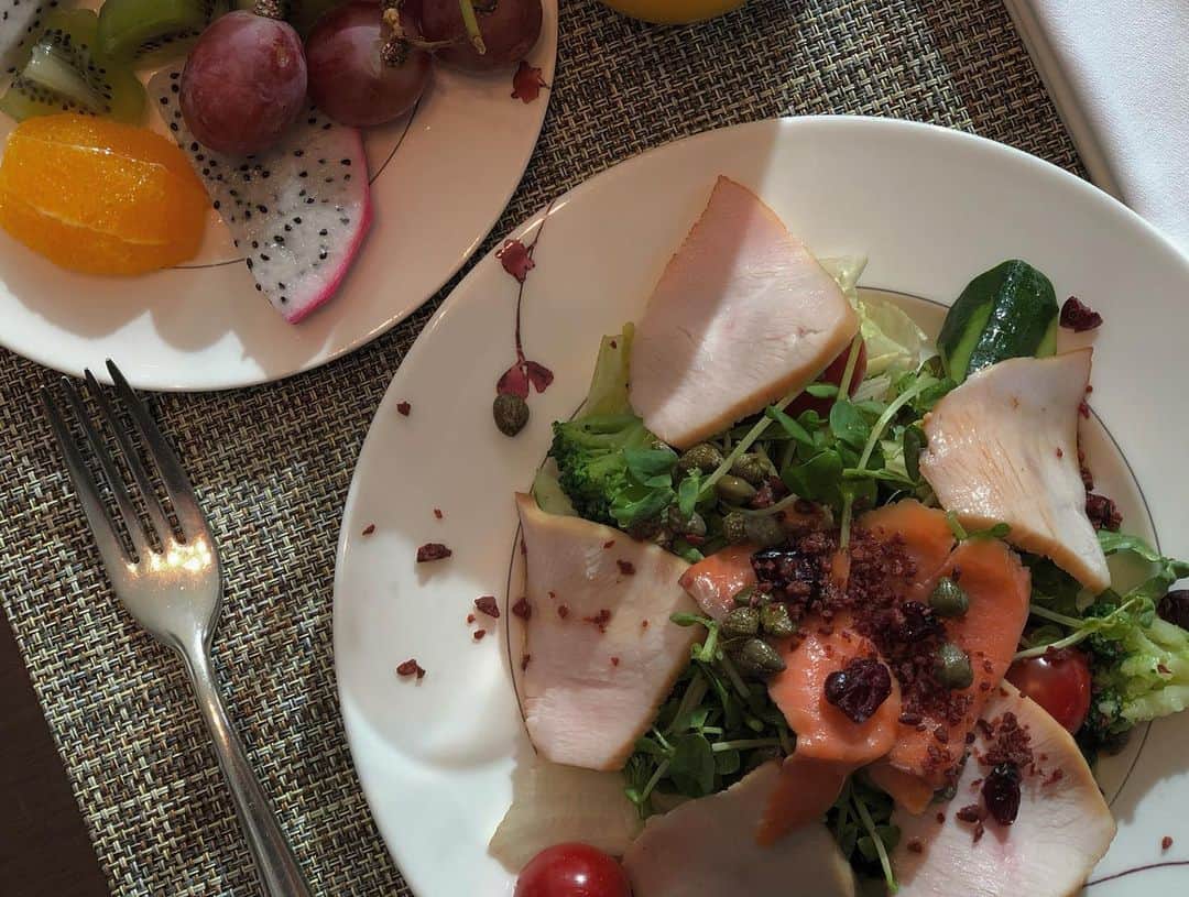 高井直子さんのインスタグラム写真 - (高井直子Instagram)「壁掛けドーナツは 食べたいけど食べないよ。 朝食🍴タンパク質を しっかりチャージ。 今日もトレーニング頑張ろ🎧」8月14日 8時54分 - naokotakai