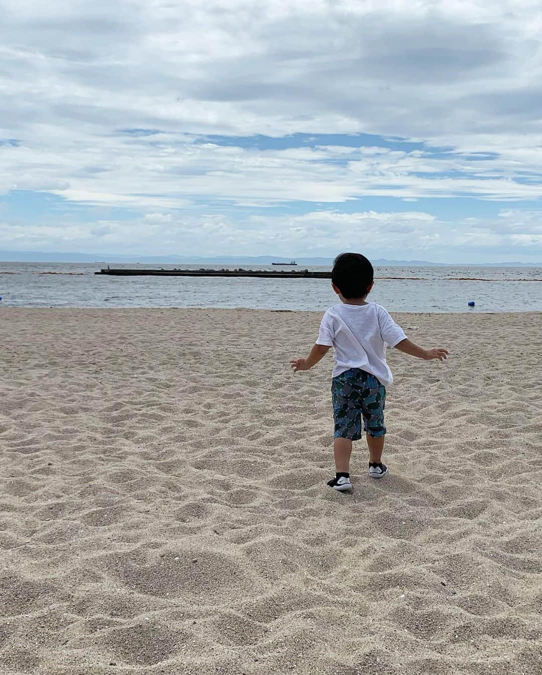 MII MAMAさんのインスタグラム写真 - (MII MAMAInstagram)「. . . 今年初海〜🏝in #須磨海岸 ⤴️✨ るーきー連れてりかと行ってきたよ😆✌🏽 暑すぎたけど😵💦最高に楽しかった🤣 ...のに全然写真撮ってない😂💦‼️ . 台風で海はちょっと怖かったから るーきーは海の家のプールでたくさん お兄ちゃん・お姉ちゃんに遊んでもらってました😆🙏🏼💓 いっぱい遊んでいただいてありがとうございます🥺🙏🏼✨ ベア君にも会えた🤩🤩✨ . やっぱり海ってなんかいいよね〜☺️✌🏽 行くと絶対知り合いに会う🤣(笑) お声かけていただいた方ありがとうございました😍💓 焼けすぎて肩痛い😵😵(笑) ------------------------------------------ 🔎White Style mi mama 良かったらチャンネル登録お願いします🙇🏽‍♀️ #YouTube#ユーチューバー#MIIMAMA##チャンネル登録お願いします#2児ママ#年子ママ#ホワイトインテリア#モノトーンインテリア#シンプルな暮らし#収納#ホワイト収納#海#須磨#海の家」8月14日 8時56分 - miimamachannel