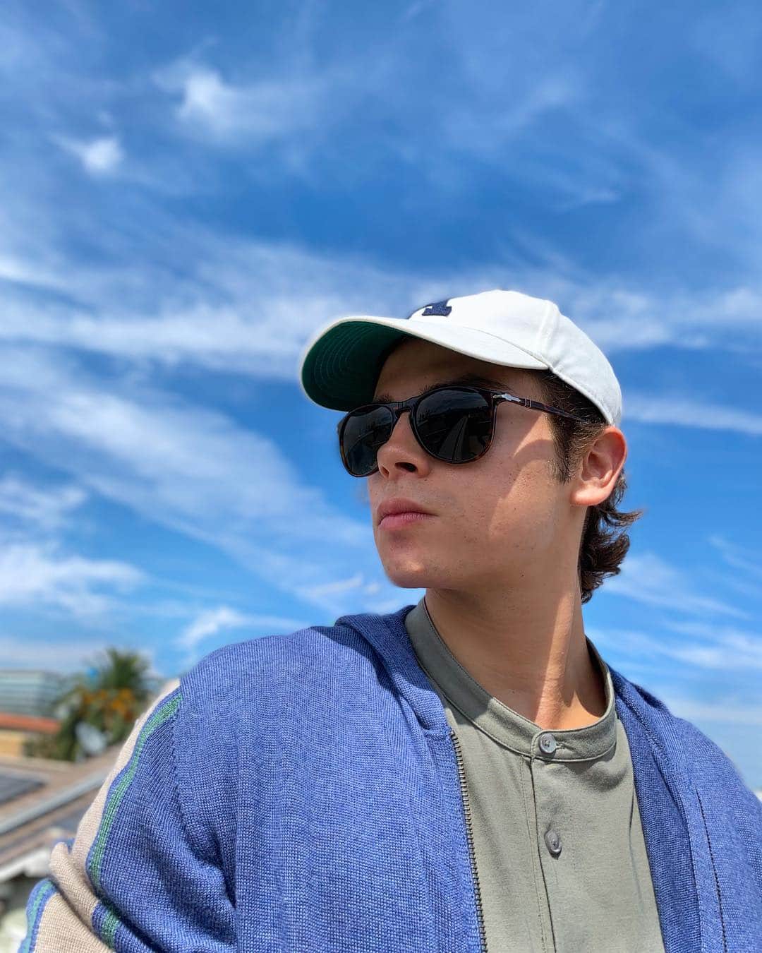 ジェイク・T・オースティンのインスタグラム：「Hope everyone is having a great Summer 😎」