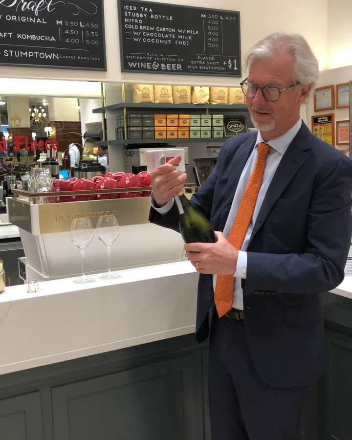 のインスタグラム：「We’ll be there in a Prosecco 🍾Thanks @brooksbrothersboss for pouring the first round for #NationalProseccoDay. Who are you sharing a glass with tonight? 🥂 #BeingBrooksy」