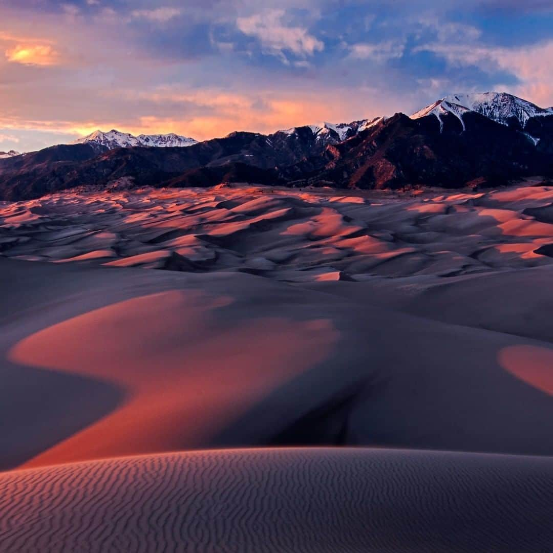 アメリカ内務省さんのインスタグラム写真 - (アメリカ内務省Instagram)「Following the curves of the sand, take softened steps forward as you explore Great Sand Dunes National Park and Preserve in #Colorado. Notice the quiet, all the noises you don’t hear, the lack of flashing lights. Find your senses heightened as you adjust to the rejuvenating nature of this peaceful #landscape. As the sun sets, look up to the sky and see why this #nationalpark has just been certified as an official International Dark Sky Park. As the stars join you, you won't want to be anywhere else. Photo by Haji Mahmood (www.sharetheexperience.org). #usinterior #FindYourPark #travel #GreatSandDunes」8月14日 9時05分 - usinterior