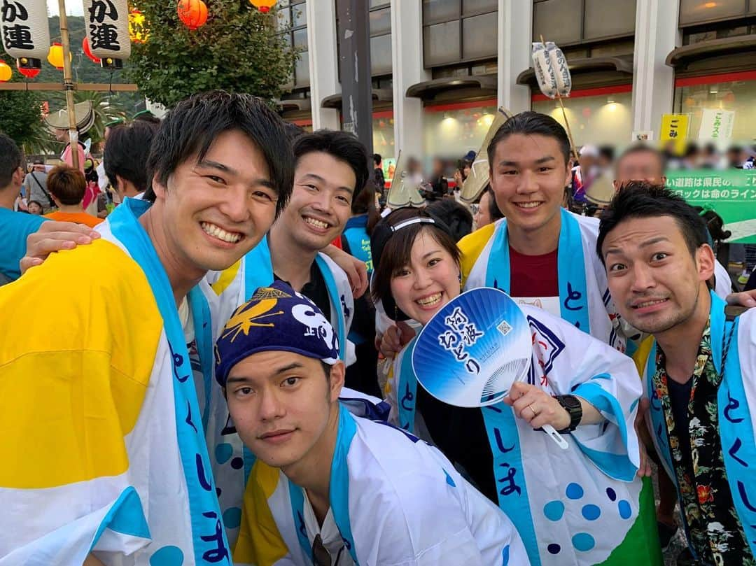 濱田隼さんのインスタグラム写真 - (濱田隼Instagram)「大学時代の友人達と、徳島の #阿波踊り に行ってきました！ . まずは、にわか連として、実際に踊りました！ 法被を羽織るとテンションは最高潮に！ 連で出会った方々と「やっとさ〜！！」と大きな声を出して踊るのは、一体感が生まれました！ . そして、圧巻は #総踊り 。 熱気と迫力が凄かったです！ 踊り手 全員が楽しそうで、感動しました！ . #徳島 #阿波踊り #総踊り #メーテレ #アナウンサー #濱田隼」8月14日 9時06分 - shun_hamada_nbn