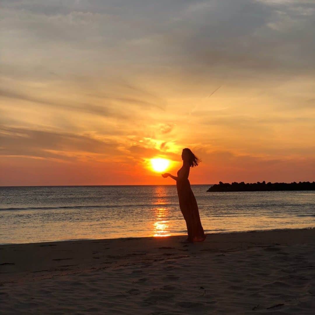 千葉アリサのインスタグラム：「元気玉めいっぱいとりこんだ🙏✨ #出雲 #気づき海浜公園 #sunset #becomeone  #whatawonderfulworld」