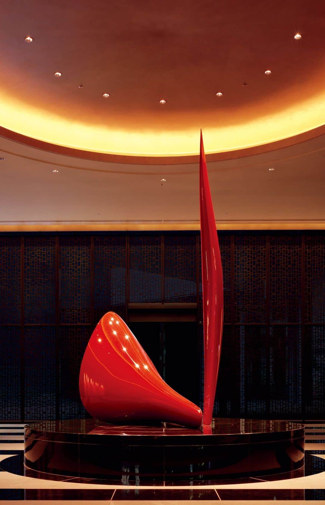 Conrad Tokyoのインスタグラム：「Tokyo, a parallel universe. A vibrant place teaming with energy, yet steeped with history and magical places. Conrad Tokyo is an oasis floating in the heart of Tokyo, a sanctuary of serenity, and source of inspiration – it is your home away from home. Omotenashi philosophy unlocks new value enabling to see a beautiful contrast and see our life through another pair of eyes. Journey brings us discovery.  パラレルワールド、東京。街の雑踏と静寂のコントラスト。 コンラッド東京は、都心にありながらも水と緑の絶景を見下ろす、まるで空中に浮かぶ島のように美しく静寂につつまれ、まるで印象画の世界。 ここで過ごす時間、繊細に、丁寧に人を想ってもてなすこころと、そのときに得た感動は永遠に色あせることなく鮮やかに存在しつづける。 人生は発見の旅、それは新しい目で見ることかもしれない。」