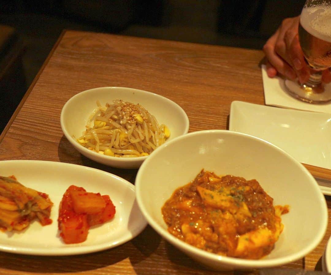 花田浩菜さんのインスタグラム写真 - (花田浩菜Instagram)「連休中は お昼か夜は ほぼ外食させてもらい、 ご飯を作らなくて良い楽さ😂💕 ほんと、 のんびりお出かけしたり 過ごせていて、  パパ大好きなおちびも 嬉しそうで幸せだなあ。 . . 昨日はお盆でも営業している #中目黒 にある #うしごろバンビーナカルボーネ で 焼肉ディナー🙆‍♀️🍖💕 1番人気のたべごろコースを❤️ 前菜から 塊肉のロックステーキをはじめ たっぷりのお肉、 冷麺、カレーと選べるお食事に、 4種類から選べるデザート までついてとってもお得！ . . コースで出てきた #リブロースの炙り握り が あまりに美味しそうで🤤 旦那氏に 『写真撮って〜📸』と頼んだら、 隣からおちびが フォークで横取りしようとしてきた瞬間😂 美味しそうだもんね、 でもこれはまだたべれないのよ〜😂 その代わり よく焼いた美味しいお肉達や、 〆の冷麺、 デザートも 物凄い食いつきで 興奮しながらたべておりました👶❤️（🔜スワイプ） . 2歳目前になり、 かんぱーいからはじまり 外食も一緒に分けて ほとんど生のものでなければ 楽しめるようになり、 ますます楽しみが 増えていくね👶❤️ . こちらのお店は 店員さんも 子供に優しく、 ハサミなども 貸してくださり とてもとても有り難かったです😭❤️ . . 4種から選べるデザートの なめらかプリン、 紅茶のクリームブリュレ、 杏仁豆腐、 マンゴーシャーベットの中から なめらかプリンと紅茶のクレームブリュレをチョイスしたのですが、 デザートも絶品でした✨ . 飲み物もオシャレで、 フルーツたっぷりの スムージーキウイサワーや 贅沢バナナミルクなど アルコールだけでなく #ノンアルコール にも してくれるので 授乳中のママさんも #子連れ焼肉 が楽しめる ありがたいお店なのも ポイント高かったです😍 また行こうね😊 . . @ushigoro_yakiniku #子連れディナー #うしごろ #ushigoro #中目黒焼肉 #中目黒ディナー #うしごろバンビーナカルボーネ #うしごろバンビーナ #pr #コラボベース #1歳児 #1歳10ヶ月 #赤ちゃんのいる生活 #新米ママ #男の子ママ #ig_oyabakabu #happy #happydays」8月14日 9時13分 - hanadahirona