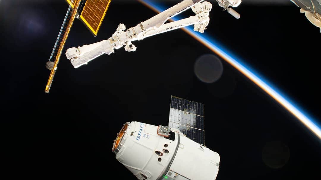 国際宇宙ステーションさんのインスタグラム写真 - (国際宇宙ステーションInstagram)「Spaceships from the U.S., Russia and Japan will be coming and going over the next several weeks. The SpaceX Dragon resupply ship will return to Earth on Aug. 27. An unpiloted Soyuz MS-14 crew ship will launch Aug. 22, dock to the station two days later and stay until Sept. 6. Japan’s resupply ship, the H-II Transfer Vehicle-8 (HTV-8), is scheduled to blast off Sept. 10 (U.S. time) and arrive at the station Sept. 14. Russia will launch the Expedition 61 crew Sept. 25 aboard the Soyuz MS-15 spacecraft.  1. The SpaceX Dragon space freighter approaches the station for a robotic capture on July 27, 2019.  2. The Soyuz MS-13 crew ship approaches the station on July 27, 2019 carrying three new Expedition 60 crewmembers.  3. Japan's H-II Transfer Vehicle-7 (HTV-7) resupply ship is remotely installed to the station on Sept. 27, 2018.  #nasa #roscosmos #esa #csa #jaxa #unitedstates #russia #europe #canada #japan #spacex #dragon #soyuz #htv #international #space #station」8月14日 9時26分 - iss