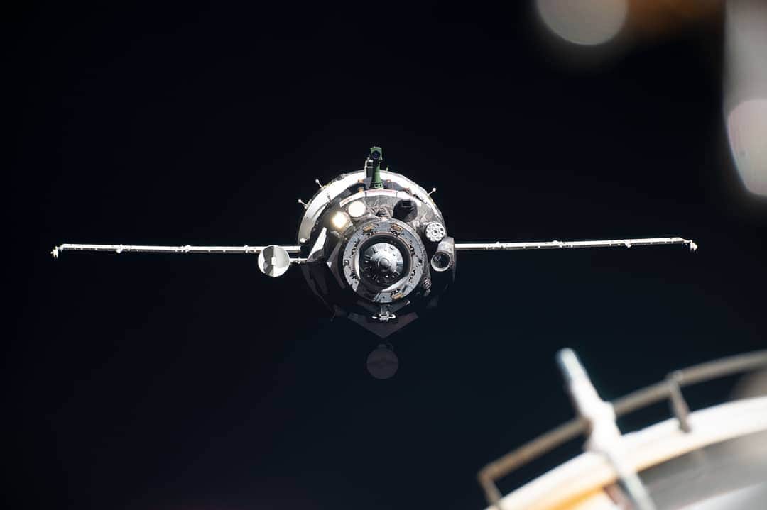 国際宇宙ステーションさんのインスタグラム写真 - (国際宇宙ステーションInstagram)「Spaceships from the U.S., Russia and Japan will be coming and going over the next several weeks. The SpaceX Dragon resupply ship will return to Earth on Aug. 27. An unpiloted Soyuz MS-14 crew ship will launch Aug. 22, dock to the station two days later and stay until Sept. 6. Japan’s resupply ship, the H-II Transfer Vehicle-8 (HTV-8), is scheduled to blast off Sept. 10 (U.S. time) and arrive at the station Sept. 14. Russia will launch the Expedition 61 crew Sept. 25 aboard the Soyuz MS-15 spacecraft.  1. The SpaceX Dragon space freighter approaches the station for a robotic capture on July 27, 2019.  2. The Soyuz MS-13 crew ship approaches the station on July 27, 2019 carrying three new Expedition 60 crewmembers.  3. Japan's H-II Transfer Vehicle-7 (HTV-7) resupply ship is remotely installed to the station on Sept. 27, 2018.  #nasa #roscosmos #esa #csa #jaxa #unitedstates #russia #europe #canada #japan #spacex #dragon #soyuz #htv #international #space #station」8月14日 9時26分 - iss