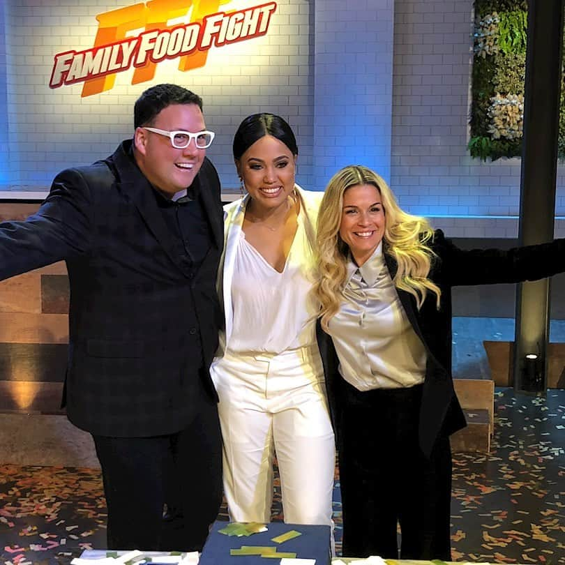 エイヨシャ・カレーさんのインスタグラム写真 - (エイヨシャ・カレーInstagram)「Only two more days until we name America’s number 1 food family on @foodfightabc !!! Be sure to tune in this Thursday @ 9/8c on @abcnetwork」8月14日 9時23分 - ayeshacurry