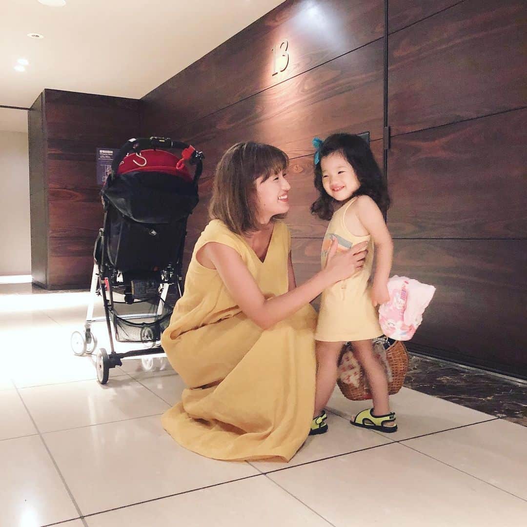 廣瀬規子のインスタグラム：「最近、色々お話ししてくれるようになったけれど、 私がちょっと怒った声で言い聞かせようとすると、、、 「はい、おかーしゃま」 （はい、お母さま） と、言うのです。。。 * そして、お外のトイレに一緒に入ると、、、 「マミィ、チッチするの？ 頑張れ！頑張れ！」 「わー、よく出来ました👏👏👏」 と、実況中継してくれます。。。 * どれも、これも、成長。 嬉しいことです。。。😅🙈😂 * #2歳 #女の子 #真似っこ #しかし正直 #トイレの実況中継だけは #やめて頂きたいのが本音 #🙈🙈🙈 #そして #おかーしゃまは #どこで習ったんだ😵」
