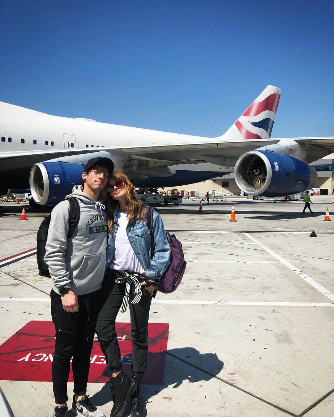 デビー・ライアンのインスタグラム：「running to eu/uk for a month, y’all need anything? pizza money’s on the counter」