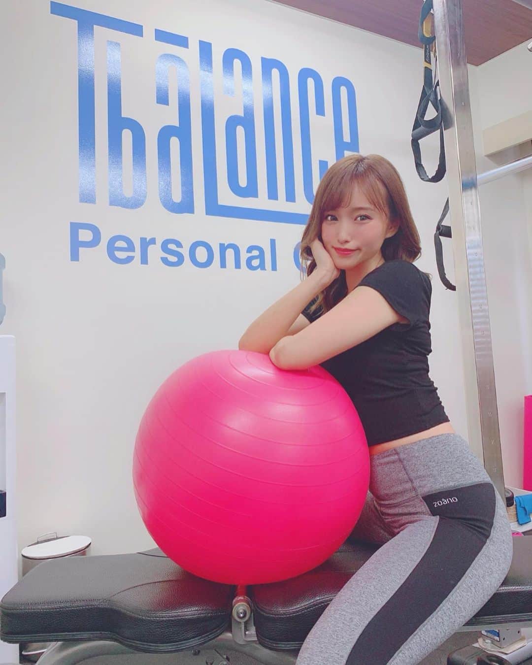のインスタグラム：「スワイプしてね❣️➠➠➠ . . 旅行に来てるけど…🐳🏖💕 . . 8回目のトレーニング🏋️‍♀️✨ . T-balance池袋西口店【 @t.balance 】 . . まだトレーニング始めてから1ヶ月ちょっとなのに お尻は大きくならない気がする。お腹は食べたら出ちゃうし…なんて言ったら🤫 . ちゃんとやればなるって言われて すごいキツかった👼💜笑 . . 動画撮ってないやつもやったから もうほぼ泣いてた🥺← . やはりわたしはすごく力が弱いらしい🌷🌷🌷 いっぱい通って筋肉つけてバランスのいい体になりますように🐷🌼 . 弱音吐きながらスパルタしてもらって頑張ります😂✊✨ . . この後は旅行の投稿するよ〜❤️❤️ . . #引地裕美 #モデル #rq #レースクイーン #tbalance #パーソナルトレーニング」