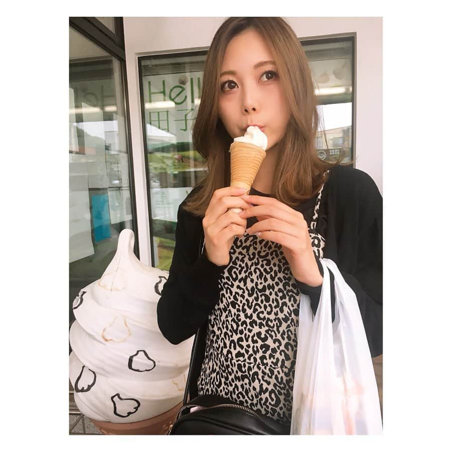 西村季里子さんのインスタグラム写真 - (西村季里子Instagram)「・ お土産に頼まれた"にんにく"を求めて 青森県 田子町へ行ってきた🐾 にんにくソフトクリームがあったから 気になりすぎてそりゃ食べるよね🍦 そんなににんにく味って訳じゃないけど にんにくの味した(いやどっち) 町の物産店とかサービスエリア的なとこ 大好きなんだよね〜🍡 いろんな地方行ったらそういうとこ周りたい🚗 #青森県#青森#実家#帰省#田子町 #にんにく#にんにくの町#ガーリック #お土産#お土産にんにくって癖強い #臭いも強い#持ち歩き危険 #にんにく味ソフトクリーム#🍦 #食べてる人いなかった#地元民が食べないやつ #follow#followme」8月14日 9時33分 - kiriko_nishimura