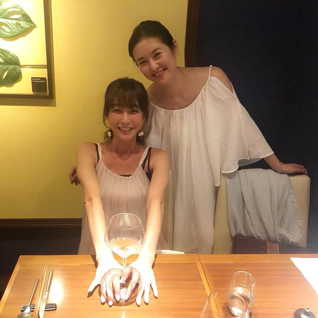 秋本祐希さんのインスタグラム写真 - (秋本祐希Instagram)「大好きな人❤︎ 先日 美緒ちゃんとゆっくり🍴🥂 すっぴんで会える気楽さ😂 2人とも眠くなって目がちっちゃくなってるし 笑 ずっと見守ってくれて ありがとう☺︎ dress @bayflow_inc × @wakanozawa  #friend #心友 #family #love」8月14日 9時33分 - ayuuki0908