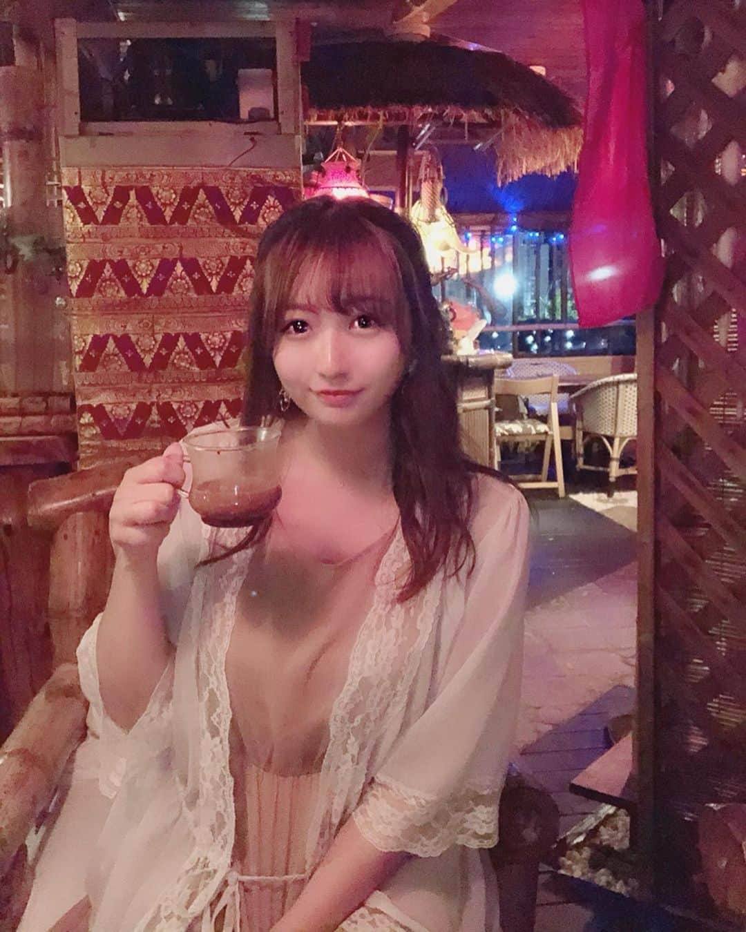 新矢皐月さんのインスタグラム写真 - (新矢皐月Instagram)「青森でエキゾチック ♡ ♡ ------------------------------------ 🍹マタハリ（matahari） 青森県青森市本町2-11-7 寺嶋ビル3階 ⏰18:30〜翌1:30 18:30〜翌3:00（金土） 【定休日】月曜 ------------------------------------- . . またまた青森にもこんなところが！ . . テラス席もあり 今回座った席は1番最後の動画のように カラカラ鳴らして呼びます☺️笑 . . 友達が神様って呼んでる 置物にとりあえず手を合わせておきました！ . . お腹いっぱいで行ったので ぜんぜん食べれなかったけど また行った時にはいろいろ注文したいです！ . . バナナを揚げたデザートと エビのやつ 美味しかったです😳🍌 . . 音楽と雰囲気は完全にパセラ笑笑 . . #青森市バー #青森 #青森市 #青森市カフェ #マタハリ #エキゾチック #インド料理 #青森観光 #青森旅行 #青森グルメ #青森市ディナー #国内旅行 #被写体 #カフェ巡り #青森カフェ #さつき青森 #さつきカフェ」8月14日 0時42分 - araya_satsuki