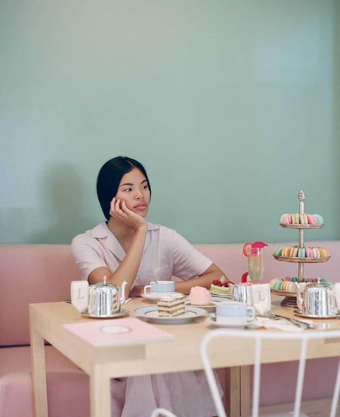 マンサー ガブリエルさんのインスタグラム写真 - (マンサー ガブリエルInstagram)「We are excited to announce the opening of Ladurée Melrose Place, located at Mansur Gavriel’s West Hollywood store in Los Angeles 🌷 The menu includes salads, sandwiches as well as a dessert menu offering an assortment of macarons, pastries and viennoiseries, in addition to an exclusive Ladurée Melrose dessert, La Rose🌹Come say hi 👋🏼 #mansurgavriel @ladureeus」8月14日 0時41分 - mansurgavriel