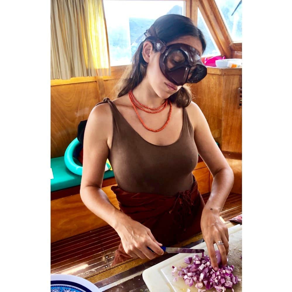 のインスタグラム：「Summer cooking tips: how to avoid onion tears 🥽  #delfinadelettrez #DDcookingclass」
