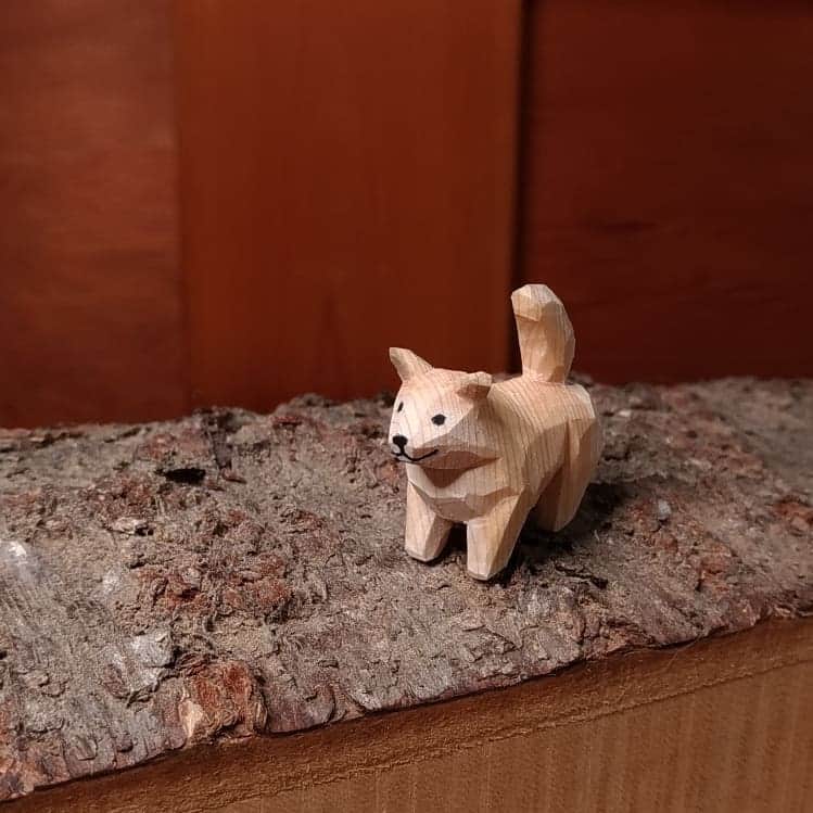 Seiji Kawasakiさんのインスタグラム写真 - (Seiji KawasakiInstagram)「ちっこい犬の木彫り作りました。#犬 #木彫り #tiny #woodcarving #dog」8月14日 0時51分 - seiji_kawasaki