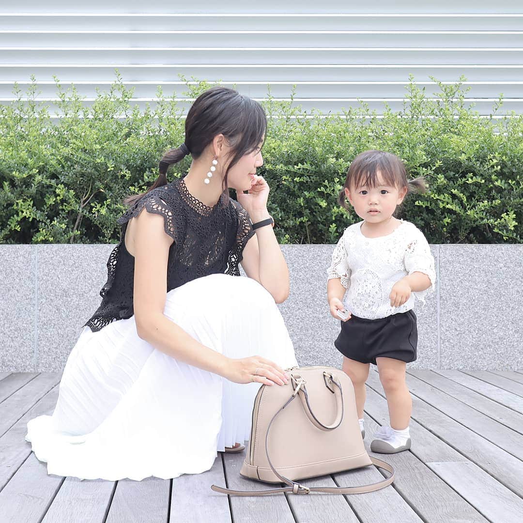 Eri Satoのインスタグラム：「black×whiteリンクコーデ · skirt: @titivatejp  bag: @kalie_official · 👧 tops: @_mimietcoco_ · 先日お出掛けした時の。 レーストップスで白黒リンクコーデ🐼 · #titivate#ティティベイト#stylepoint #titivatestyle #style#fashion#ootd#outfit #code#coordinate#stylepoint#instafashion#instagood#instalike#ファッション#コーディネート#コーデ#プチプラ#プチプラコーデ#今日の服#今日のコーデ#ママコーデ#fashion#カジュアルコーデ#シンプルコーデ#シンプルファッション #親子リンクコーデ愛好家 #おしゃれさんと繋がりたい#おやこーで #おしゃれ好きな人と繋がりたい#ootd#大人カジュアル」