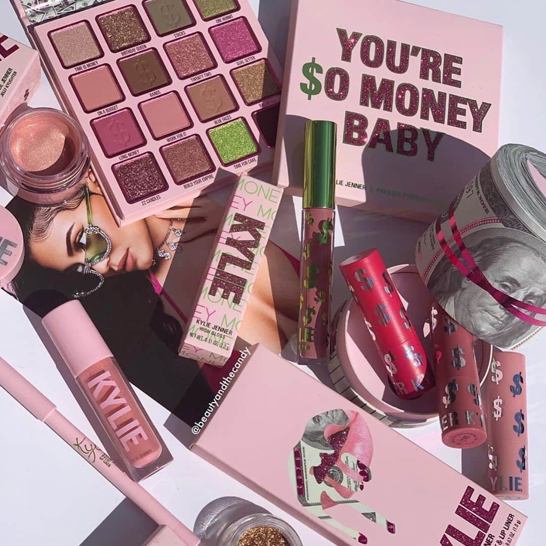Kylie Cosmeticsさんのインスタグラム写真 - (Kylie CosmeticsInstagram)「🚨 Our birthday bundles, pink paper jelly kylighter, one in a billion high gloss and birthday Kyliner are SOLD OUT!! Don't miss out on the 2019 #birthdaycollection! Once it's gone, it's gone! KylieCosmetics.com 💸💫 @beautyandthecandy」8月14日 0時43分 - kyliecosmetics