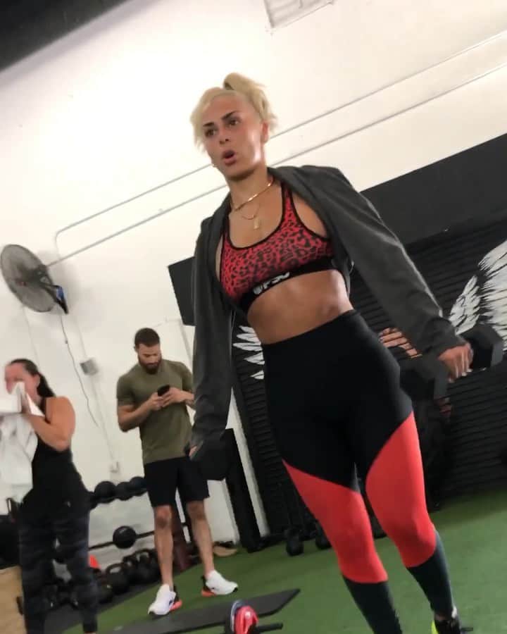 ベロニカ・ベガのインスタグラム：「There’s no such thing as feelin your best without working out.  Hopefully this motivates you. Who’s working out today???? 👀👀👀 Workout powered by: @_kingfitness」
