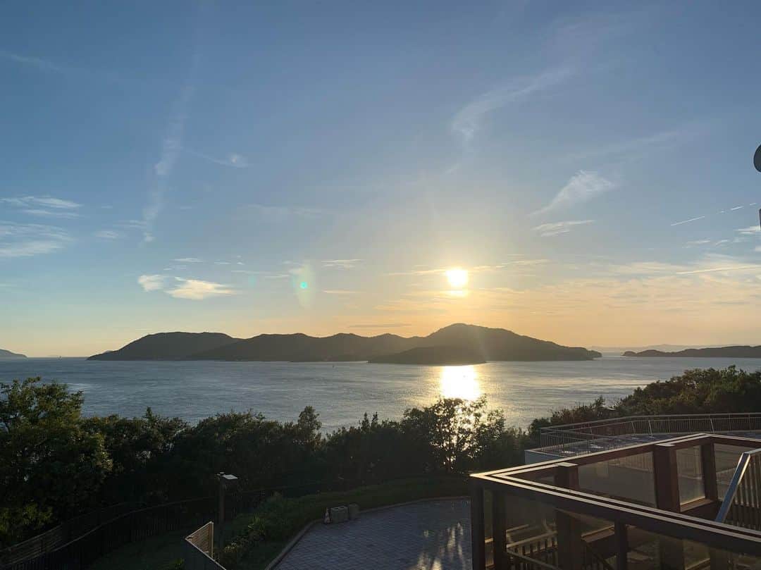 のインスタグラム：「瀬戸内海最高✨  波が穏やかで 海に反射する太陽の光が キラキラ輝いて美しい✨  心が洗われるﾟ+.*ʚ♡ɞ*.+ﾟ  #瀬戸内海 #海に反射する太陽 #穏やかな波 #与島 #与島sa」