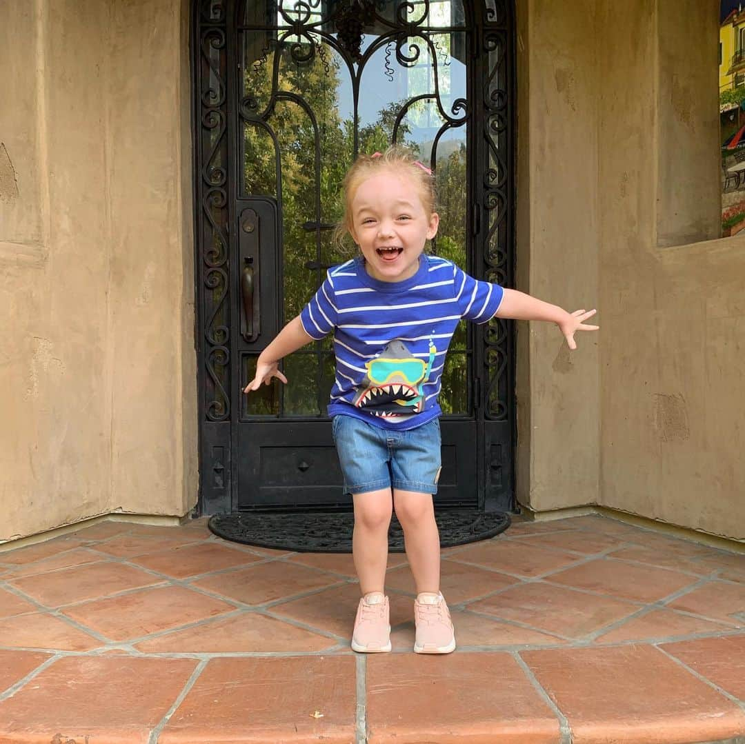 マーク・シェパードさんのインスタグラム写真 - (マーク・シェパードInstagram)「#babysheppard on her way to school. Didn’t forget: ponytail, sunblock and lunch! #spnfamily #pockets」8月14日 1時00分 - realmarksheppard