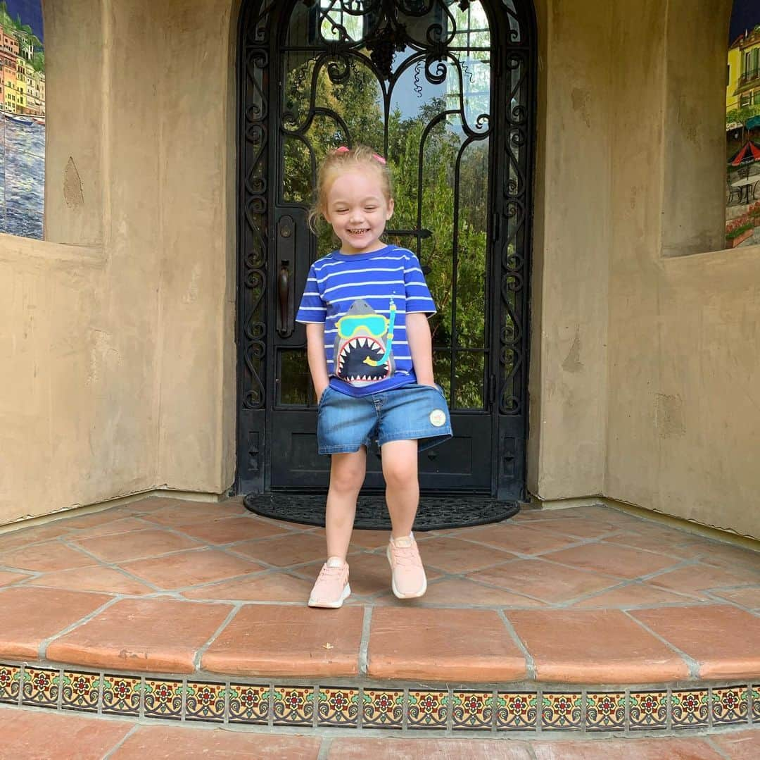 マーク・シェパードさんのインスタグラム写真 - (マーク・シェパードInstagram)「#babysheppard on her way to school. Didn’t forget: ponytail, sunblock and lunch! #spnfamily #pockets」8月14日 1時00分 - realmarksheppard