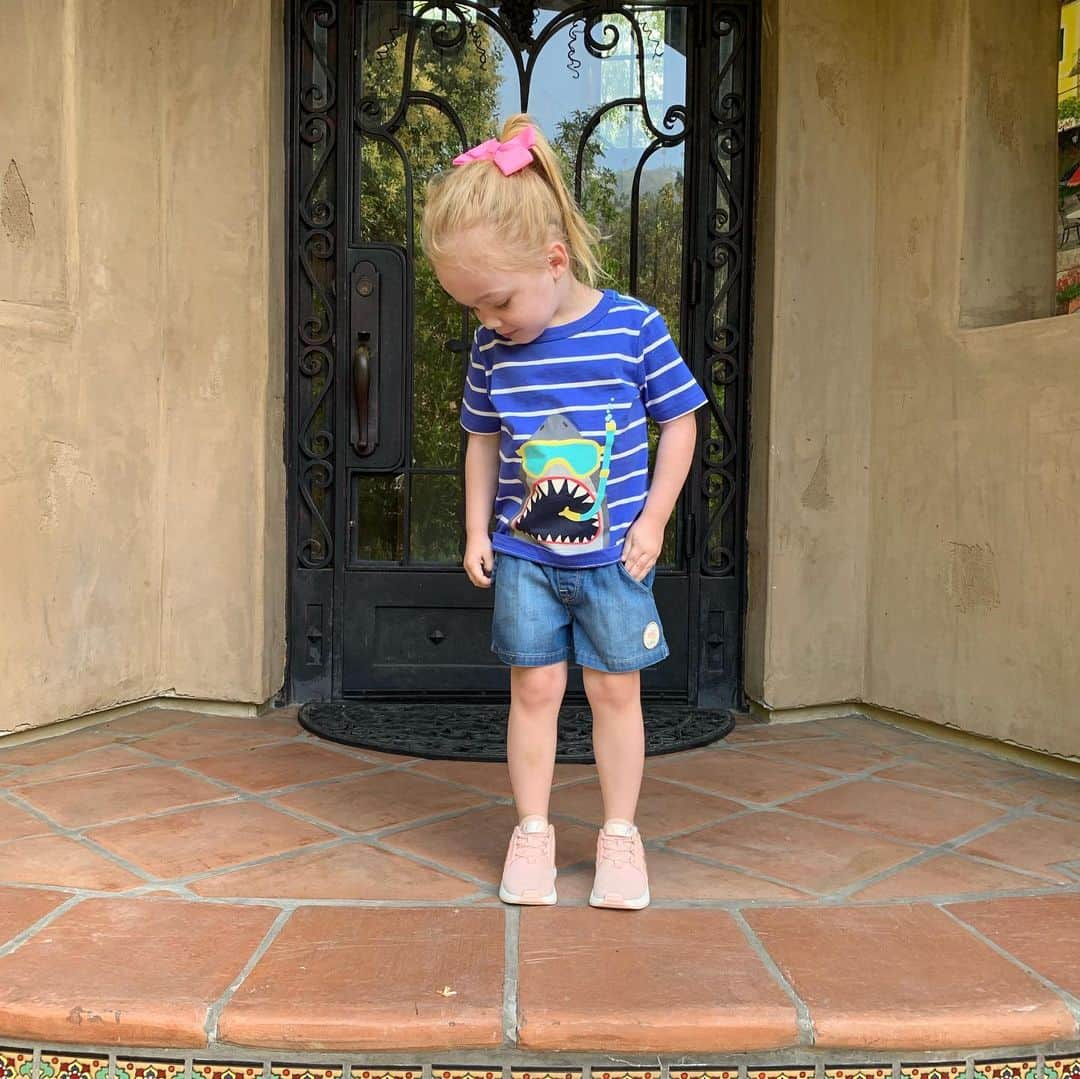 マーク・シェパードさんのインスタグラム写真 - (マーク・シェパードInstagram)「#babysheppard on her way to school. Didn’t forget: ponytail, sunblock and lunch! #spnfamily #pockets」8月14日 1時00分 - realmarksheppard